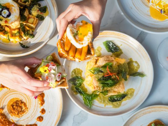 【早朝到着の方向け】5つ星ホテル内「EKKALUCK」朝食ビュッフェ＆スパークリングワイン飲み放題　スワンナプーム空港orドンムアン空港からの送迎付き