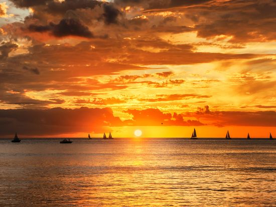 Sunset_OverOcean_Horizon_Sailboats_Silhouettes_Waikiki_Hawaii_shutterstock_462058879