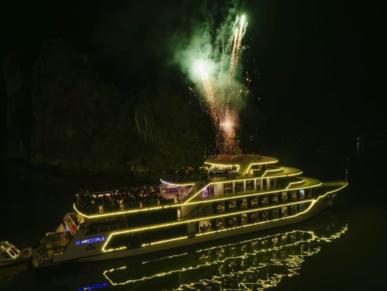 世界遺産ハロン湾サンセット＆ナイトクルーズ シーオクトパス号で楽しむ豪華ビュッフェ＆花火鑑賞　現地集合・解散プランあり＜午後発／日本語ガイド／ハノイ発＞