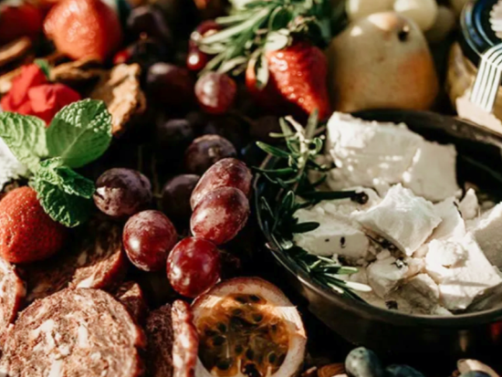 サマーランド キャメルファーム体験ツアー　選べる3つのプラン！ガイド付きファーム見学・ラクダとのふれあい＆食事・キャメルライドなどを満喫＜ブリスベン発＞