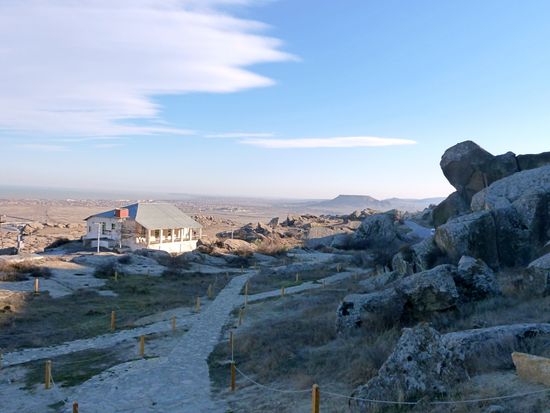 ゴブスタンから臨むカスピ海