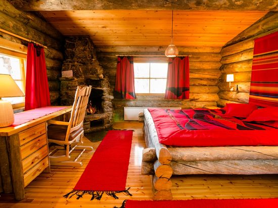 Kakslauttanen East Village small cabin bedroom