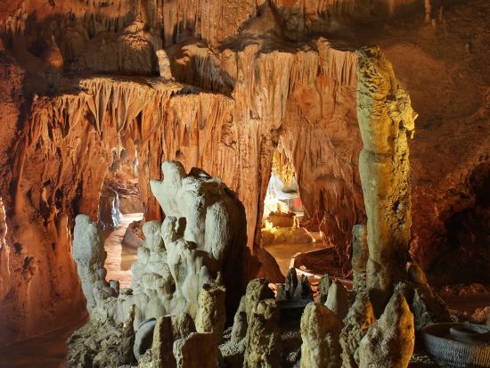 石垣島鍾乳洞入場券 20万年の自然が創り出す絶景スポット 幻想イルミネーションと水琴窟を楽しむ神秘体験＜購入後90日間引換OK／石垣市＞