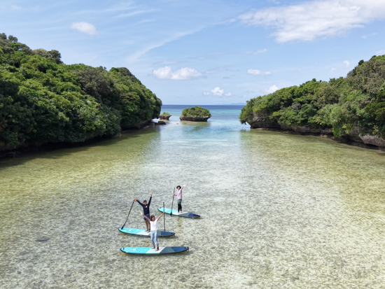 SUPヨガ＆SUPクルーズ 大自然を満喫できる贅沢体験プラン＜15歳～／2.5時間／石垣島市街地から無料送迎あり／写真プレゼント付き＞