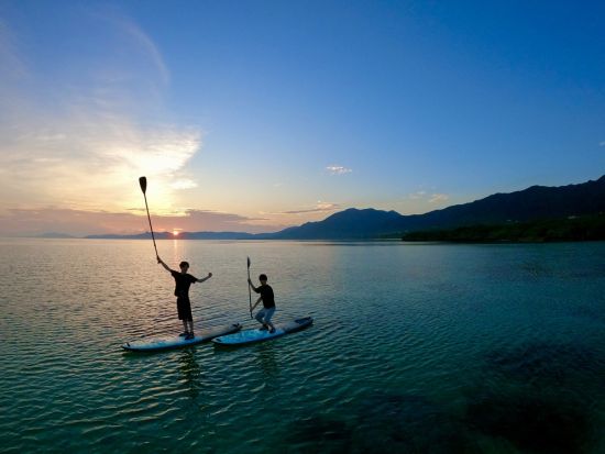 石垣島サンライズSUPツアー 朝日を浴びて始まる特別な1日を海上で体験＜少人数制／10歳～／90分／石垣島市街地から無料送迎あり／写真プレゼント付き＞