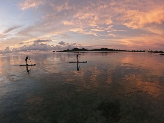 石垣島サンライズSUPツアー 朝日を浴びて始まる特別な1日を海上で体験＜少人数制／10歳～／90分／石垣島市街地から無料送迎あり／写真プレゼント付き＞