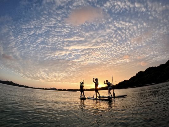 石垣島サンライズSUPツアー 朝日を浴びて始まる特別な1日を海上で体験＜少人数制／10歳～／90分／石垣島市街地から無料送迎あり／写真プレゼント付き＞