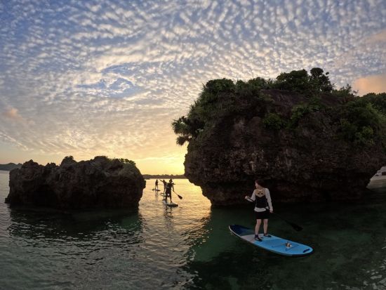 石垣島サンライズSUPツアー 朝日を浴びて始まる特別な1日を海上で体験＜少人数制／10歳～／90分／石垣島市街地から無料送迎あり／写真プレゼント付き＞