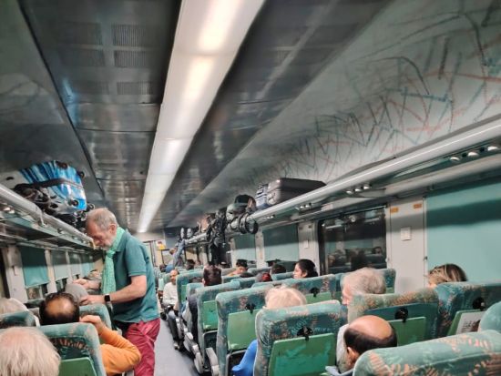 デリー発アグラ行きエクスプレス列車チケット + ホテル送迎 & 乗車サポート付き（しつこい客引き・案内ミスの心配なし）＜片道／2等車＞