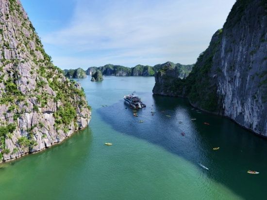 ランハー湾日帰りクルーズ　ラグジュアリー船で美しい自然とヴィエトハイ村訪問を満喫！カヤックなどアクティビティも＜日本語・英語／昼食／14時間／送迎付／ハノイ発＞