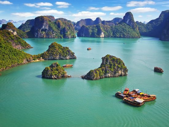 Vietnam_Ha Long Bay_shutterstock_78891328