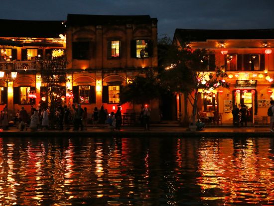 ランタンの灯りに包まれる幻想の夜！ ナイトホイアン散策ツアー（夕食つき）