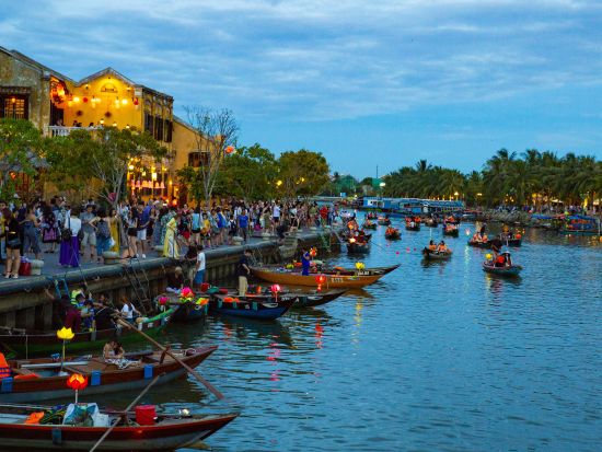 ランタンの灯りに包まれる幻想の夜！ ナイトホイアン散策ツアー（夕食つき）