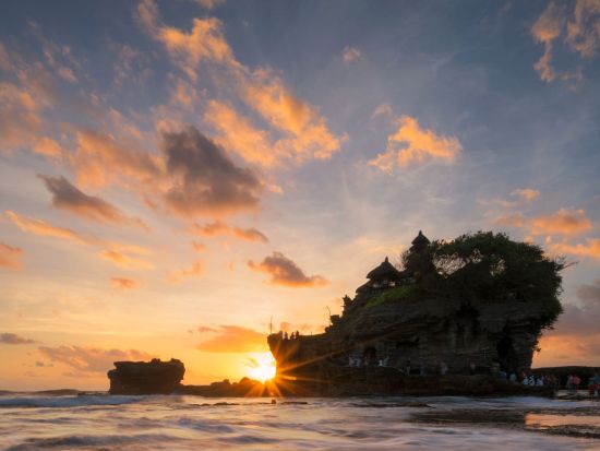 【沐浴（ムルカット）+ タナロット寺院 + タマンアユン寺院】聖なる沐浴で心身を清め、壮麗な夕焼けに染まる寺院«貸切/日本語ガイド/ホテル送迎/アレンジ自由»