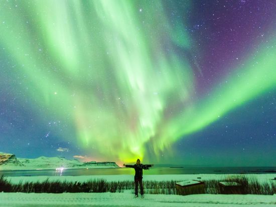 Iceland_Northern_Light_shutterstock_704170309