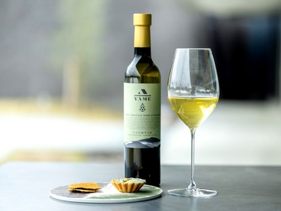 「YAME」立ち姿　グラス　料理　横