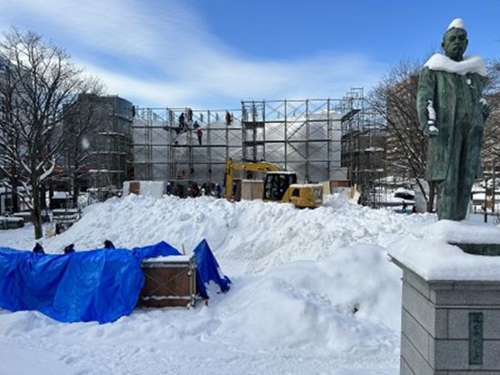 【1/24～26催行決定】札幌発日帰りツアー 2026さっぽろ雪まつり設営見学プラン 開催直前の雪像に潜入！＜約40分／大通公園集合＞ by クラブツーリズム
