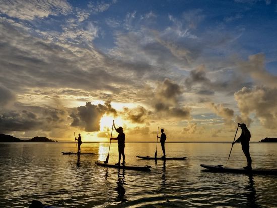 石垣島サンセットSUPツアー 1日を締めくくる感動の夕陽体験＜少人数制／10歳～／90分／石垣島市街地から無料送迎あり／写真プレゼント付き＞