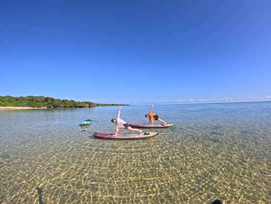 石垣島SUPヨガツアー 透明な海に浮かんで癒しのストレッチ＆ヨガを体験＜少人数制／10歳～／90分／石垣島市街地から無料送迎あり／写真プレゼント付き＞
