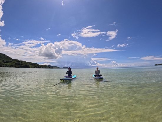 石垣島SUPヨガツアー 透明な海に浮かんで癒しのストレッチ＆ヨガを体験＜少人数制／10歳～／90分／石垣島市街地から無料送迎あり／写真プレゼント付き＞