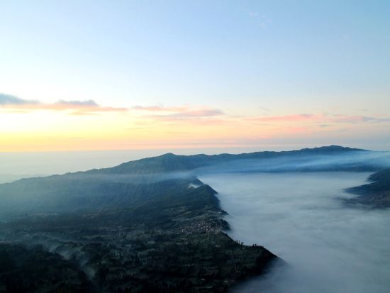 ブロモ山1泊2日絶景サンライズツアー　イジェン火口の青い炎も楽しめる2泊3日プランあり！＜英語ガイド／スラバヤ発着＞