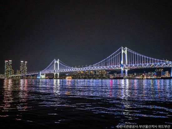 釜山ナイトツアー　ダイヤモンドタワー入場＋釜山港大橋＋広安大橋の夜景観賞　ナッコプセの夕食付き＜日～金曜日／日本語ガイド＞