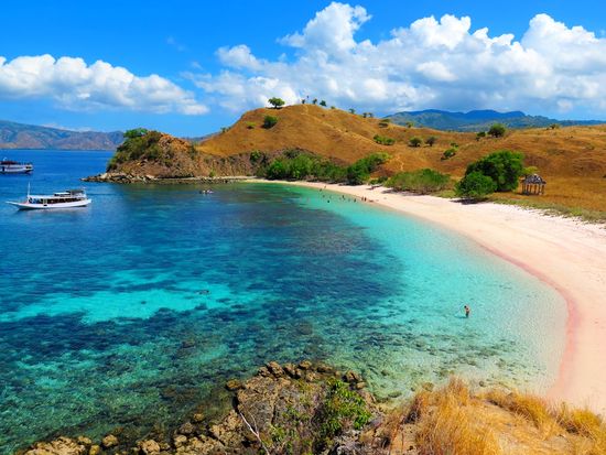Komodo_Pink beach_pixta_27233964_M
