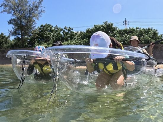 クリアカヤック体験　透明のボードでサンゴ礁やお魚が見える♪　初めてでも安心の少人数制★<約1.5時間／恩納村／写真撮影付き>