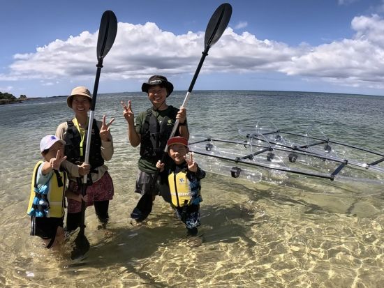 クリアカヤック体験　透明のボードでサンゴ礁やお魚が見える♪　初めてでも安心の少人数制★<約1.5時間／恩納村／写真撮影付き>