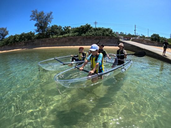 クリアカヤック体験　透明のボードでサンゴ礁やお魚が見える♪　初めてでも安心の少人数制★<約1.5時間／恩納村／写真撮影付き>