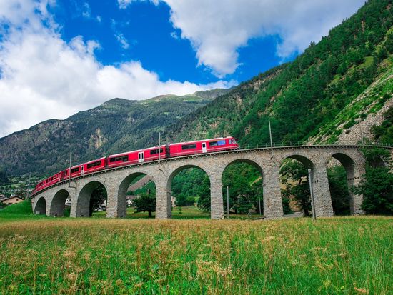 Switzerland_ Bernina_Express_Train_shutterstock_471901199