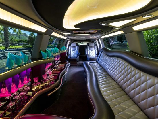 【貸切】ホノルル空港送迎｜ワイキキ＆カハラへ快適移動！ストレッチリムジン利用・チップ＆税金込みで安心のプライベート送迎＜最大12名様＞