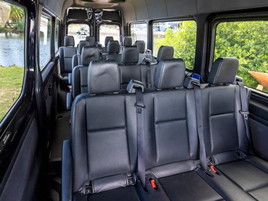 【貸切】ホノルル空港送迎｜ワイキキ＆カハラへ快適移動！ラグジュアリーバン利用・チップ＆税金込みで安心のプライベート送迎＜最大13名様＞