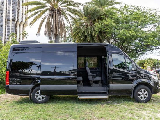 【貸切】ホノルル空港送迎｜ワイキキ＆カハラへ快適移動！ラグジュアリーバン利用・チップ＆税金込みで安心のプライベート送迎＜最大13名様＞