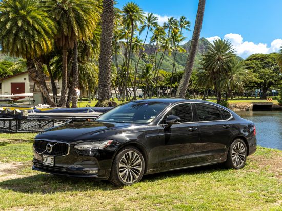 【貸切】ホノルル空港送迎｜ワイキキ＆カハラへ快適移動！ラグジュアリーセダン利用・チップ＆税金込みで安心のプライベート送迎＜最大2名様＞