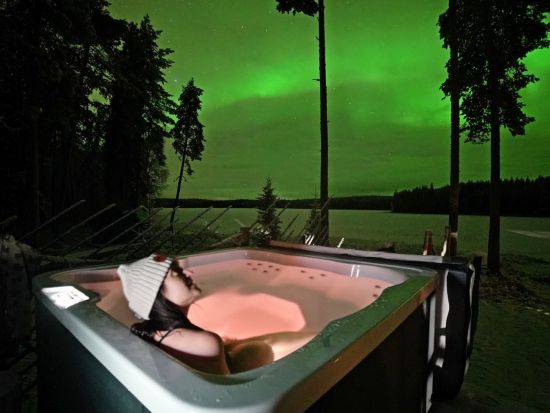 ラップランドの夜：湖畔のコテージでサウナ体験　サーモンのディナー付き！＜英語／送迎あり／ロヴァニエミ発＞