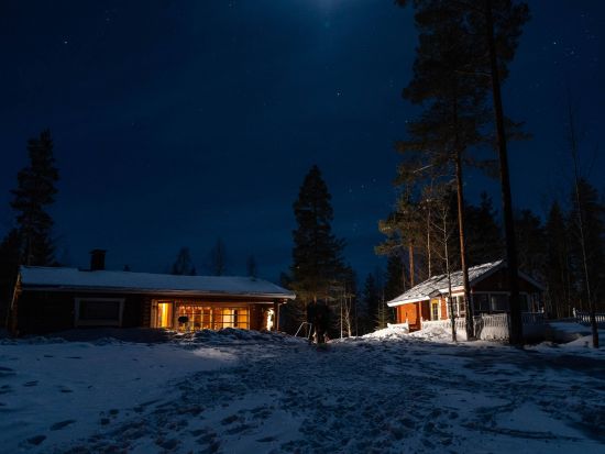ラップランドの夜：湖畔のコテージでサウナ体験　サーモンのディナー付き！＜英語／送迎あり／ロヴァニエミ発＞