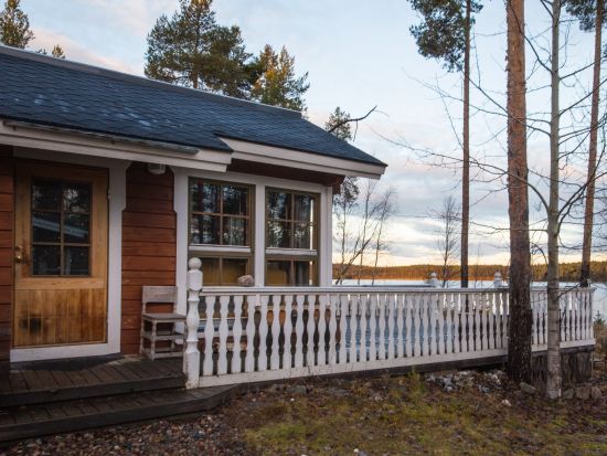 ラップランドの夜：湖畔のコテージでサウナ体験　サーモンのディナー付き！＜英語／送迎あり／ロヴァニエミ発＞