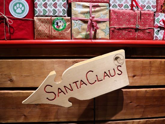 Finland_Rovaniemi_Santa Claus Village_pixta_128378478_M