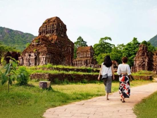 チャンパ王国の聖地を訪れる感動体験！ かつて栄華を極めたチャム族の宗教遺跡・ミーソン遺跡を、 日本語ガイドと一緒に巡る半日ツアー