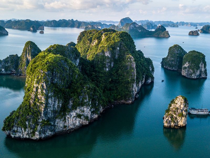 Vietnam_Ha Long Bay_shutterstock_733269250