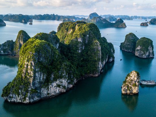 世界遺産ハロン湾日帰りツアー　選べるクルーズ船！最新ラグジュアリー船も選択可　鍾乳洞＋カヤック＋ティートップ島＜6時間クルーズ／日本語／昼食＞