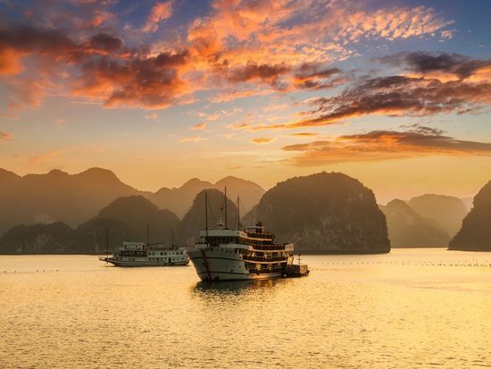 Vietnam_Ha Long Bay_Sunset_pixta_86622545_M