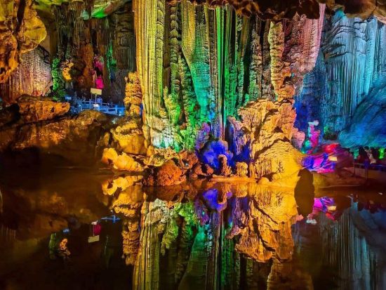 【桂林不定番ツアー】4つ星クルーズにて漓江下り＋如意峰＋銀子岩など陽朔満喫と象鼻山など桂林観光〈広州発・高速鉄道利用・日本語ガイド〉