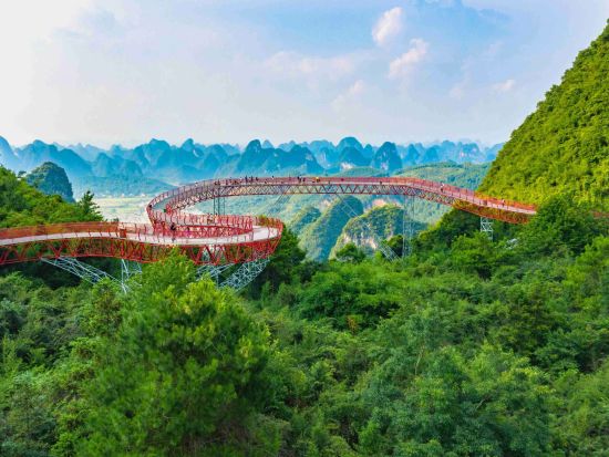 【桂林不定番ツアー】4つ星クルーズにて漓江下り＋如意峰＋銀子岩など陽朔満喫と象鼻山など桂林観光〈広州発・高速鉄道利用・日本語ガイド〉