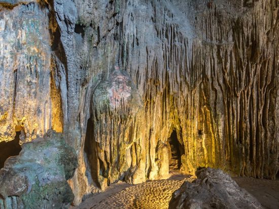 世界遺産ハロン湾＋バッチャン村日帰り観光ツアー　絶景・鍾乳洞見学＋バッチャン焼き工房で伝統工芸を満喫　貸切プランあり＜3時間クルーズ／日本語ガイド／海鮮ランチ＞
