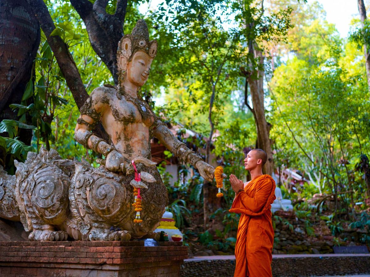 【完全セット】観音掛軸含む5幅＋桐箱付＋掛先＋タイランド・ ドイステープ寺院御守 ドイステープ寺院 | タイ 旅行の観光・オプショナルツアー予約 VELTRA