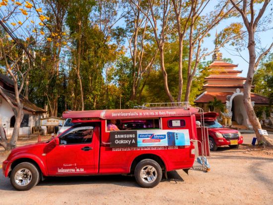 チェンマイ 半日観光ツアー　地元の赤いトラックでめぐる ドイ・ステープ寺院＆ワット・パーラット