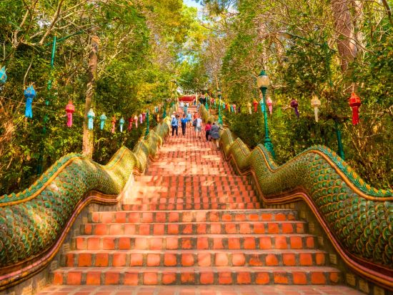 チェンマイ 半日観光ツアー　地元の赤いトラックでめぐる ドイ・ステープ寺院＆ワット・パーラット