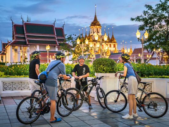 バンコク市内 ナイト・サイクリングツアー　寺院とフラワーマーケットをめぐる